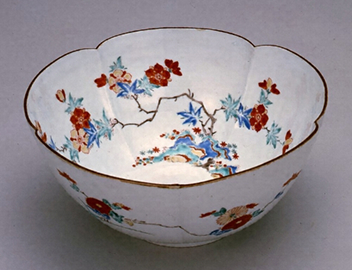 伊万里色絵花卉文輪花鉢の画像