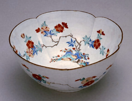 《伊万里色絵花卉文輪花鉢（柿右衛門様式）》